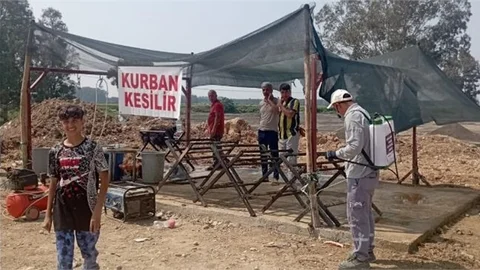 BÜYÜKŞEHİR EKİPLERİNDEN TARSUS’TA MOBİL KESİM NOKTALARINDA SÜREKLİ İLAÇLAMA ÇALIŞMASI