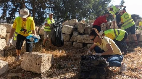 ÇEVRE GÖNÜLLÜLERİ AYAŞ SAHİLİNİ TEMİZLEDİ