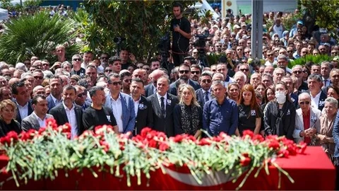 BAŞKAN SEÇER, MANİSA BÜYÜKŞEHİR BELEDİYE BAŞKANI FERDİ ZEYREK’İN MANİSA’DAKİ CENAZE TÖRENİNE KATILDI