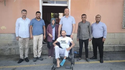 MERSİN BÜYÜKŞEHİR’DEN ÖZEL GEREKSİNİMLİ BİR VATANDAŞA DAHA TEKERLEKLİ SANDALYE