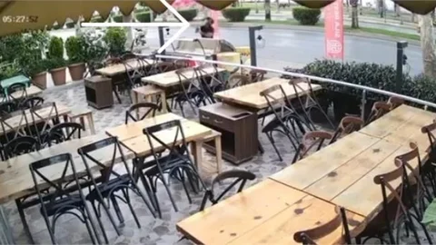 ŞEMSİYE HIRSIZINI GÜVENLİK KAMERASI YAKALADI