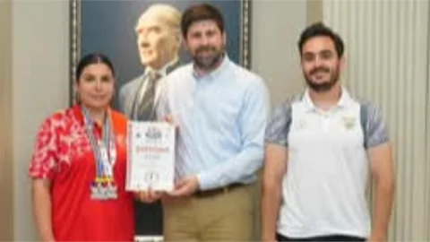 BİLEK GÜREŞİ AVRUPA ŞAMPİYONASI'NDA 2 OLAN ASUDE KÖK BAŞKAN BOLTAÇ'I ZİYARET ETTİ