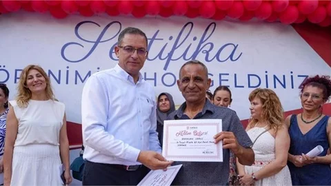 TARSUS BELEDİYESİ AKADEMİ KURSİYERLERİ SERTİFİKALARINA ALDI