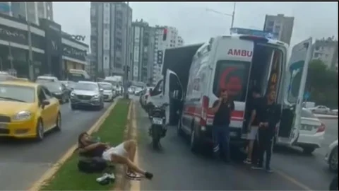 MERSIN'DE MOTORSİKLET KAZASI: 2 YARALI