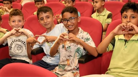 1200 ÖĞRENCİ ‘İKİ BAVUL DOLUSU’ OYUNUNU KAHKAHALARLA İZLEDİ