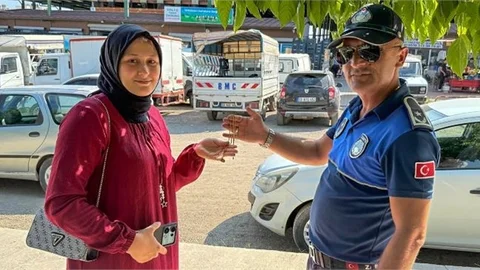 ZABITA EKİPLERİ KAYIP ZİYNET EŞYASINI SAHİBİNE TESLİM ETTİ