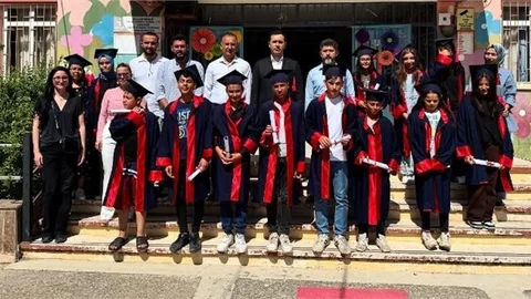 KAYMAKAM AVCI, ÖĞRENCİLERİN KARNE SEVİNCİNE ORTAK OLDU.