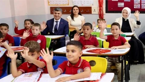 MERSİN'DE 439 BİN ÖĞRENCİ TATİLE GİRDİ