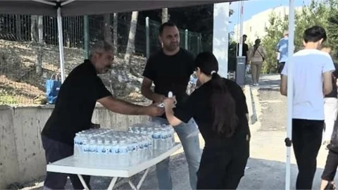 -BÜYÜKŞEHİR BELEDİYESİ TARSUS'TA SINAVA GİREN ÖĞRENCİLERE SU DAĞITTI