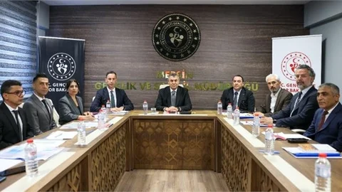 VALİ TOROS, GENÇLİK VE SPOR İL MÜDÜRLÜĞÜNDE DEĞERLENDİRME TOPLANTISI GERÇEKLEŞTİRDİ