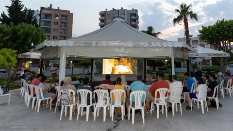 BÜYÜKŞEHİR’İN ENGELSİZ YAŞAM PARKI, AİLELERİ AÇIK HAVA SİNEMASINDA BULUŞTURUYOR