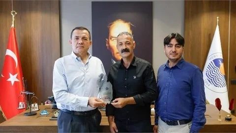 BAŞKAN ÖZYİĞİT'TEN HAYVAN DOSTU VETERİNER HEKİM ÇEVİRGENOĞLU’NA TEŞEKKÜR PLAKETİ