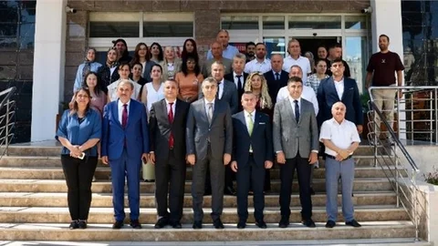 VALİ TOROS, AİLE VE SOSYAL HİZMETLER İL MÜDÜRLÜĞÜNDE DEĞERLENDİRME TOPLANTISI GERÇEKLEŞTİRDİ