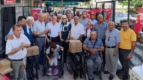 SES SANATÇISI SAİT YILDIZ ATAMAN, 16 ADET TEKERLEKLİ SANDALYE İLE 20 ADET BEYAZ BASTON HİBE ETTİ