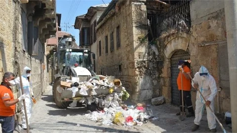 ÇÖP EVE MERSİN BÜYÜKŞEHİR EKİPLERİ KISA SÜREDE MÜDAHALE ETTİ