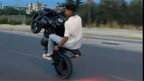 Mersin’de Tehlikeli Gösteri: Trafikte Motosikletle Akrobasi Kamerada