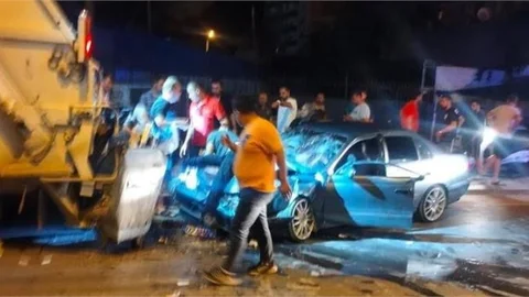 Anamur’da Otomobil Çöp Kamyonuna Çarptı: 3 Yaralı