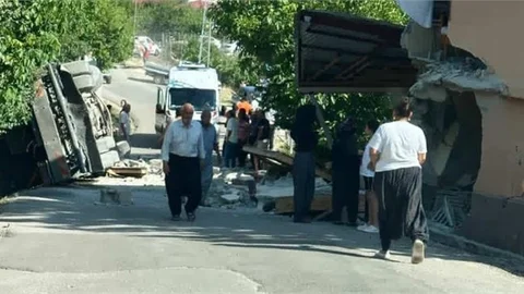 Fındıkpınarı’nda kamyon eve çarptı: Sürücü olay yerinde hayatını kaybetti