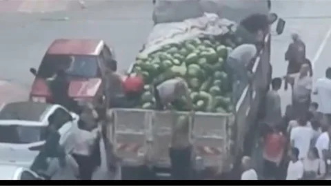 MERSİN'DE PARA ETMEYEN, TARLADA KALAN KARPUZ BEDAVA DAĞITILDI