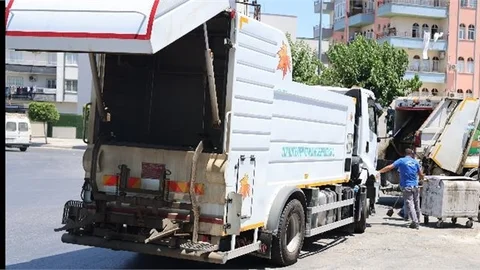 TOROSLAR’DA ÇÖP KONTEYNERLERİ YERİNDE YIKANARAK DEZENFEKTE EDİLİYOR