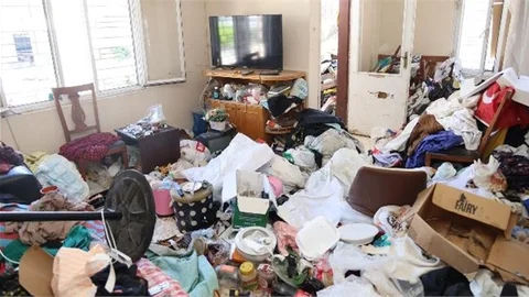 ÇÖP EV, ÜÇÜNCÜ KEZ TEMİZLENDİ! 6 TON ÇÖP ÇIKTI