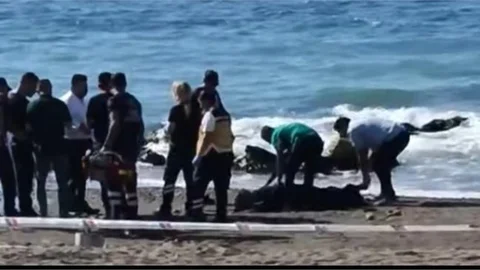 ERDEMLİ'DE SABAH DENİZE GİREN EMEKLİ ASKER HAYATINI KAYBETTİ