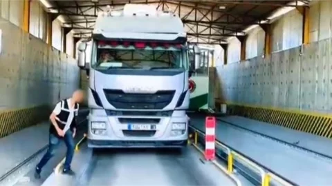 MERSİN'DE GÜMRÜK KAÇAĞI ELEKTRONİK SİGARA VE KAÇAK EŞYA YAKALANDI