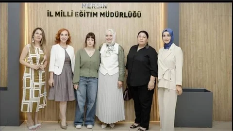 TİŞÖRT TASARIM YARIŞMASINDA BİRİNCİ OLAN ÖĞRENCİMİZ FATMA ZEHRA DEMİR, İL MİLLÎ EĞİTİM MÜDÜRÜ FAZİLET DURMUŞ'U ZİYARET ETTİ