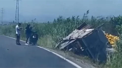 TARSUS ALİFAKI YOLUNDA BİR KAVUN YÜKLÜ KAMYON DAHA DEVRİLDİ