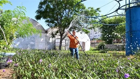 BÜYÜKŞEHİR’İN PARK VE BAHÇELER EKİPLERİ KENTİ YAZA HAZIRLADI