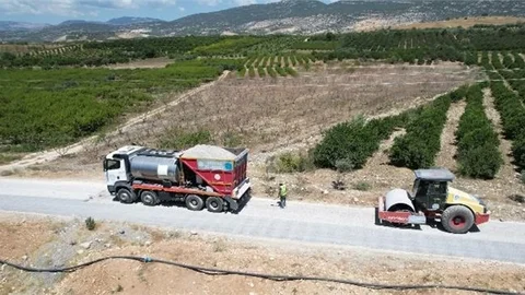 AKDENİZ'DE KIRSAL MAHALLELERE YOL DESTEĞİ SÜRÜYOR