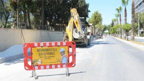 BÜYÜKŞEHİR BELEDİYESİ’NİN TARSUS’TA KALDIRIM YENİLEME ÇALIŞMALARI SÜRÜYOR