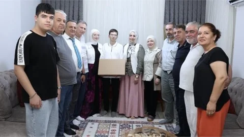 İL MİLLÎ EĞİTİM MÜDÜRÜ FAZİLET DURMUŞ, DİJİTAL OYUN TASARLAMA YARIŞMASI'NDA BİRİNCİ OLAN MOHAMED MAHMODİ'NİN EVİNE KONUK OLDU