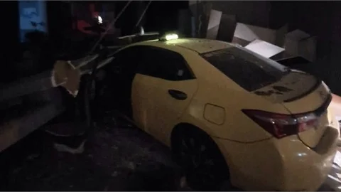 Kontrolden Çıkan Ticari Taksi Motosiklete Çarpıp Mağazaya Daldı