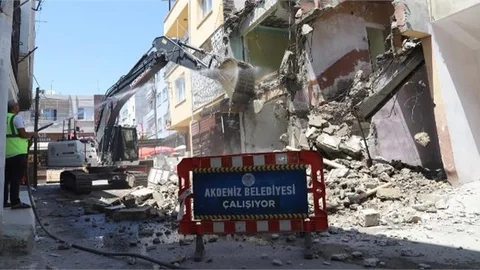 AKDENİZ'DE METRUK BİNA YIKIMI