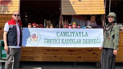 MÜDÜR ŞAHİN, ÇAMLIYAYLA ÜRETİCİ KADINLAR DERNEĞİ’NİN STANDINI ZİYARET ETTİ