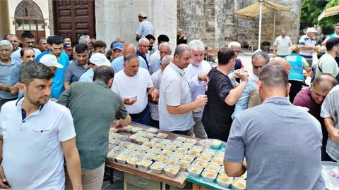 TARSUS MÜFTÜLÜĞÜ ULU CAMİİ'DE AŞURE İKRAMINDA BULUNDU