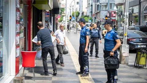 BÜYÜKŞEHİR ZABITASI KALDIRIM VE YOL İŞGALLERİNE GEÇİT VERMİYOR