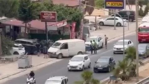 Minibüs Park Halindeki Araçlara Çarptı