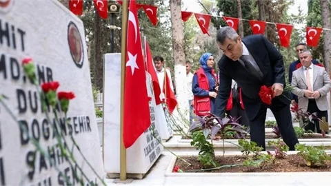 VALİ TOROS, MERSİN ŞEHİTLİĞİNİ ZİYARET ETTİ