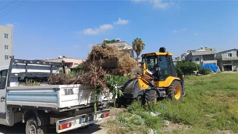 AKDENİZ’DE HER GÜN TONLARCA MOLOZ TOPLANIYOR