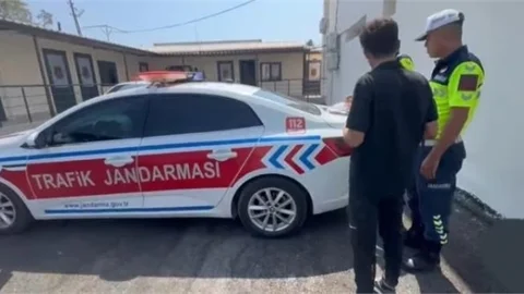 MERSİN'DE OTOMOBİL İLE DRİFT YAPAN SÜRÜCÜYÜ MERSİN JANDARMASI YAKALADI