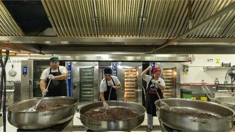 BÜYÜKŞEHİR’İN AŞHANELERİNDE TENCERELER PAYLAŞIM İÇİN KAYNIYOR