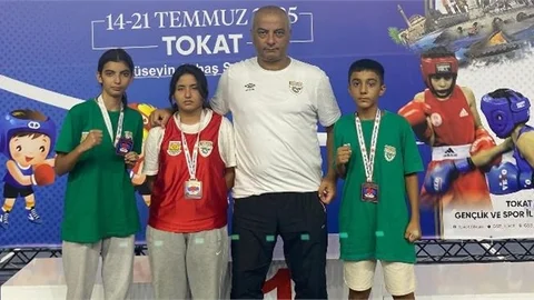 TARSUS GELECEK SPORLU BOKS TAKIMI TOKAT'TAN 3 MADALYA İLE DÖNDÜ