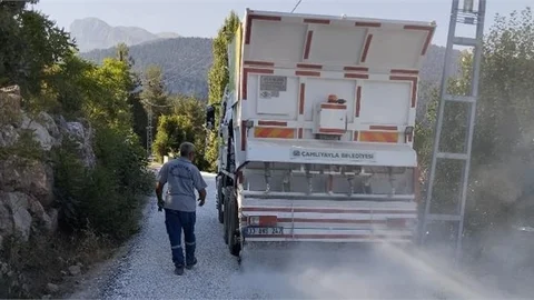 ÇAMLIYAYLA'DA SATHİ KAPLAMA ÇAL8ŞMASI