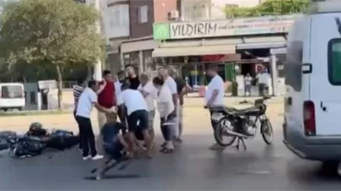 MERSİN'DE MİNİBÜS İLE MOTORSİKLET ÇARPIŞTI:1 YARALI