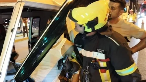 TRAFİK KAZASINDA ARAÇTA SIKIŞAN SÜRÜCÜYÜ MERSİN BÜYÜKŞEHİR İTFAİYESİ KURTARDI