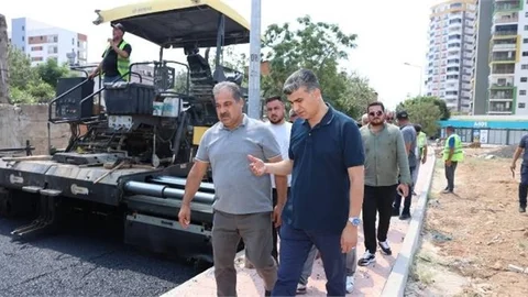 BARIŞ MAHALLESİ’NİN SOKAKLARI SICAK ASFALTLA YENİLENİYOR