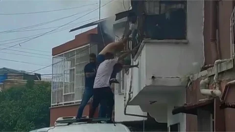 MERSİN'DE YANGINDA EVDE MAHSUR KALAN YAŞLI ADAMI VATANDAŞLAR KURTARDI