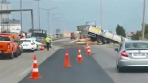 MERSİN'DE TIR İLE.KAMYONET ÇARPIŞTI:1 YARALI